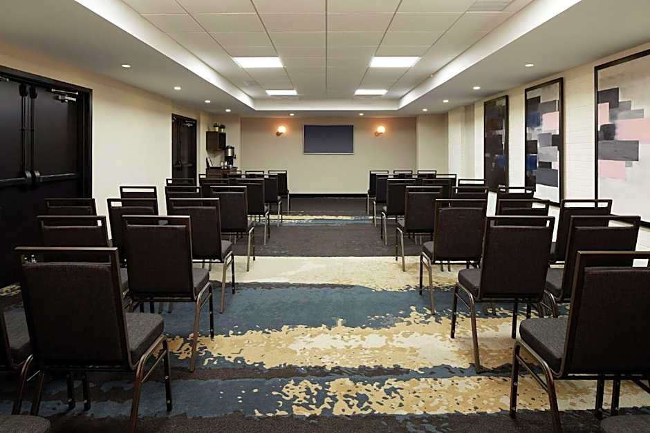 DoubleTree By Hilton Montreal Airport