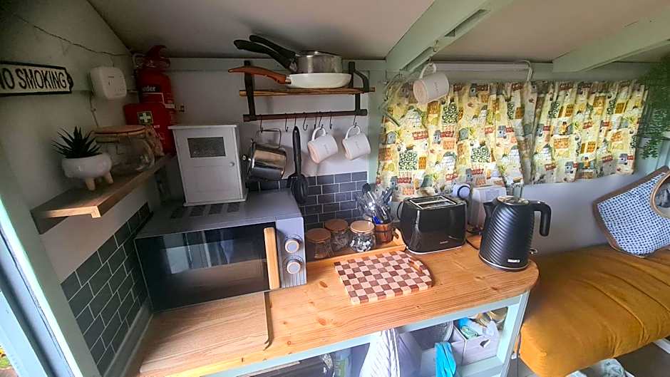 Blue bells Small but quirky & Cozy Shepherd's Hut