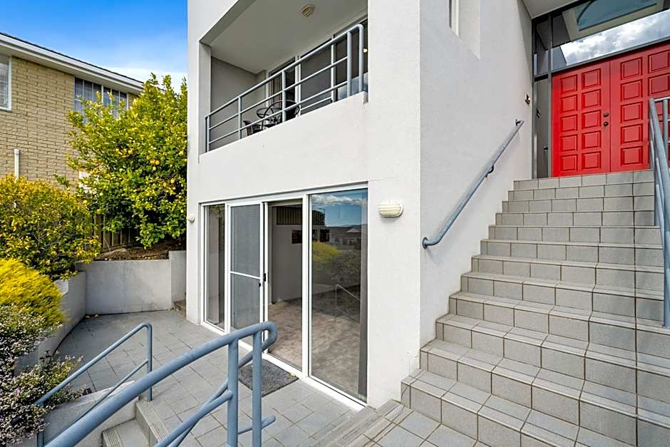 Super nice house with sea view free parking