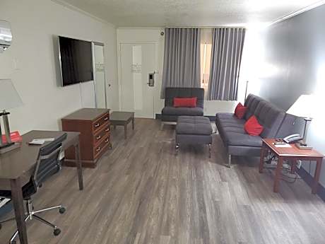 King Suite - Non-Smoking