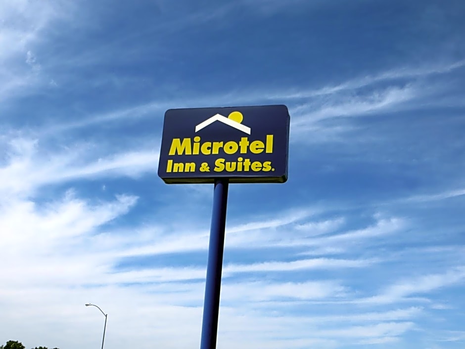 Microtel Inn & Suites by Wyndham Colfax/Newton