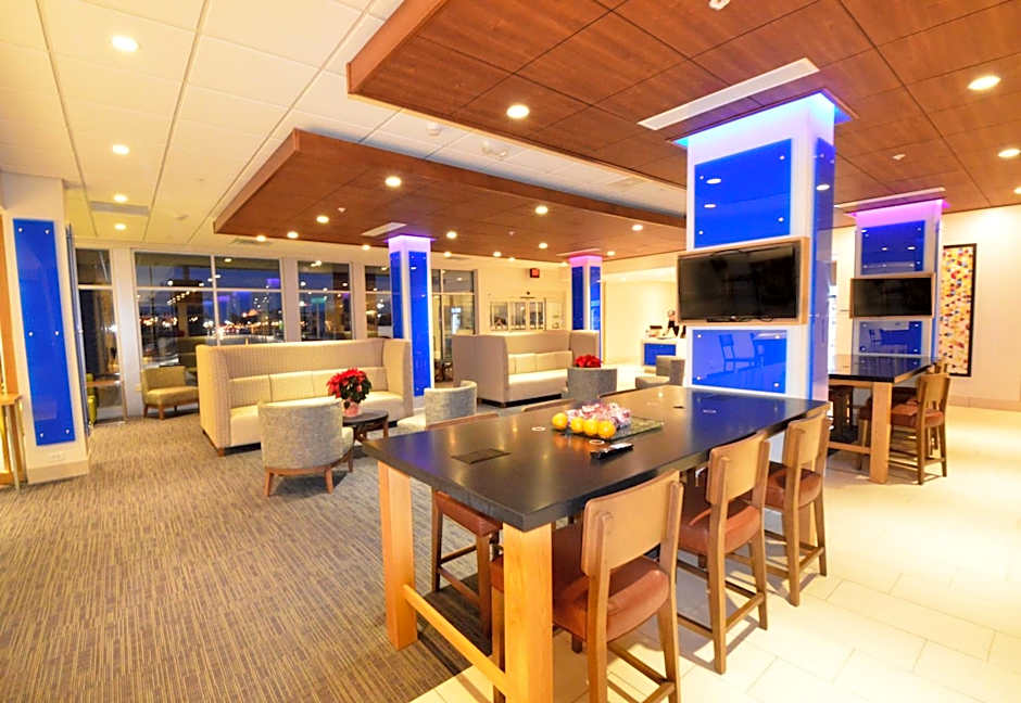 Holiday Inn Express & Suites Toledo South - Perrysburg by IHG