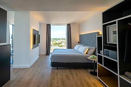 Interconnecting Townhouse Suite