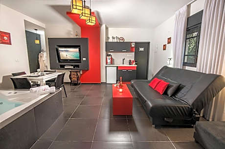 Deluxe Family Room with pool