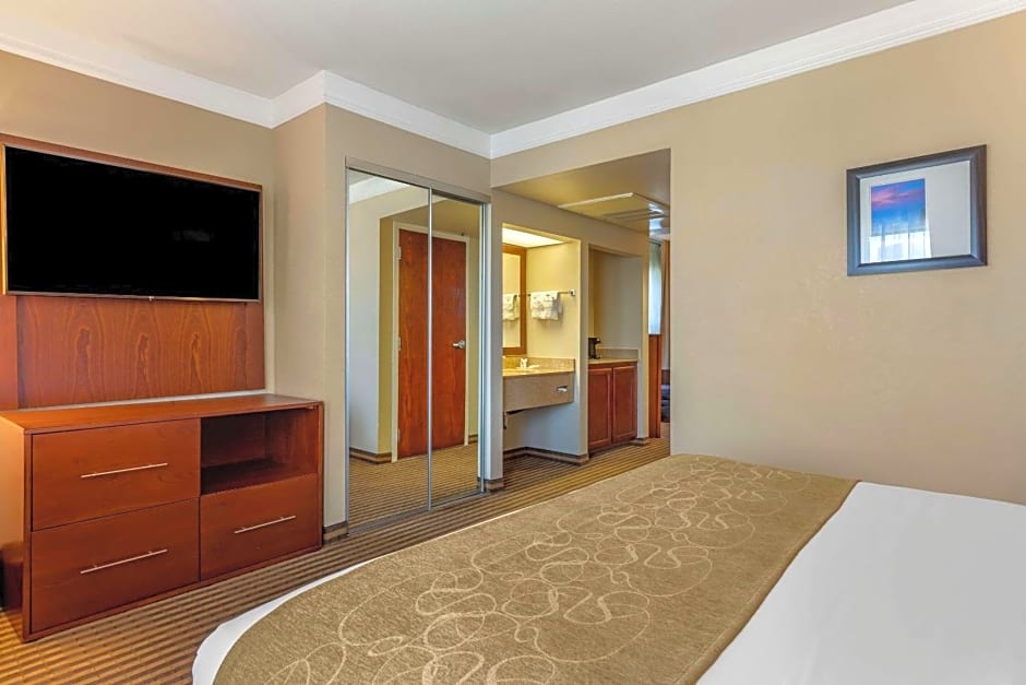 Comfort Suites Visalia Convention Center