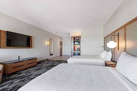Queen Suite with Two Queen Beds, Partial Ocean View and Sofa Bed