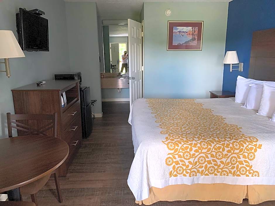 Days Inn by Wyndham Clinton