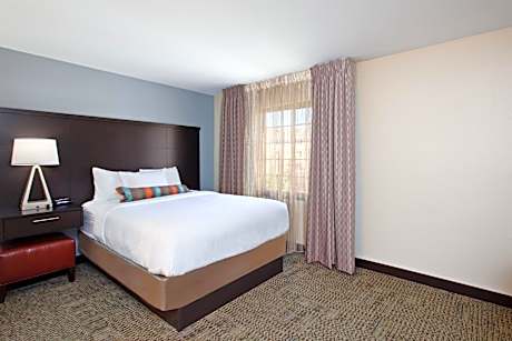 One-Bedroom Queen Suite -Non-Smoking