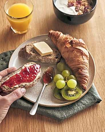 1 Double Bed 1 Junior bed (up to 10 years)