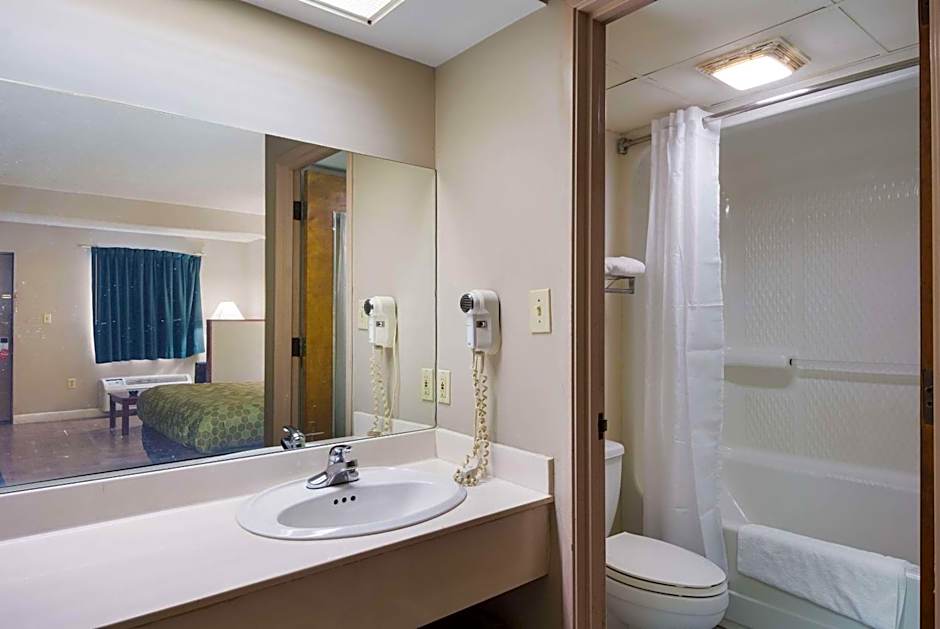 Econo Lodge Inn & Suites East