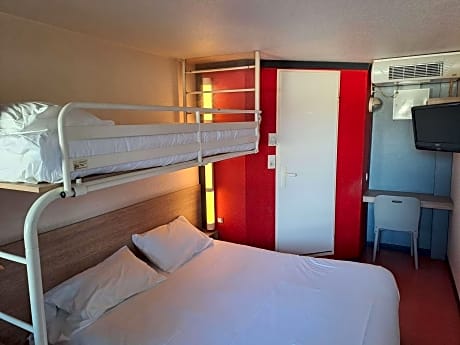 Triple Room - 1 Double Bed 1 Bunked Bed	