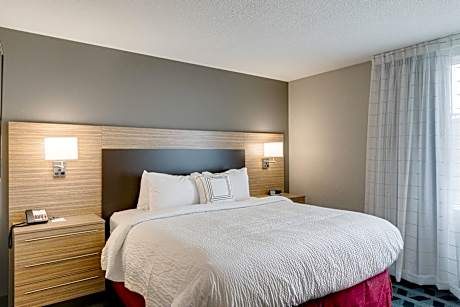 King Studio with Adapted Tub - Mobility and Hearing Accessible