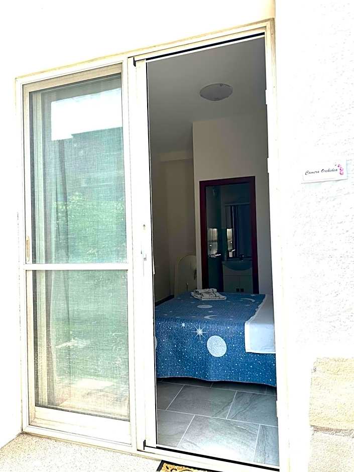 Garden House - B&B near Bus Stop to Beaches & Airport