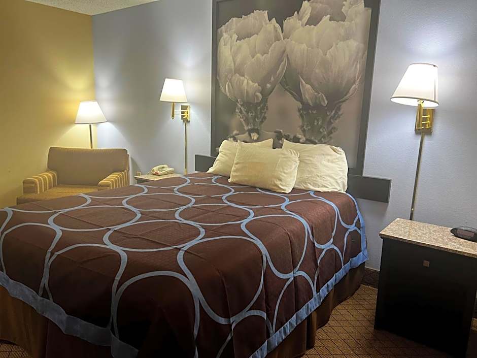 Super 8 by Wyndham Cleveland TX