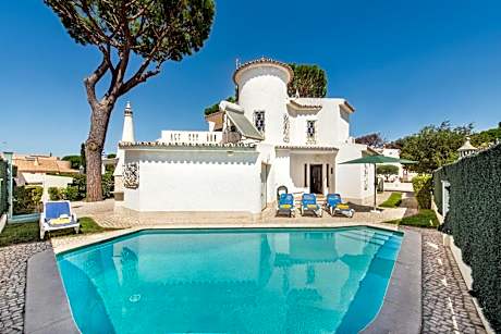 Residential cul-de-sac walking distance to centre, private pool, free AC wifi