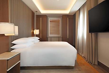 Junior King Suite with Balcony and Skyline View