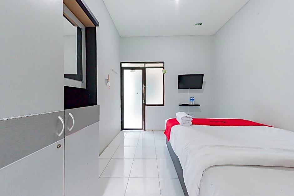 RedDoorz Syariah near RS Hermina Sukabumi