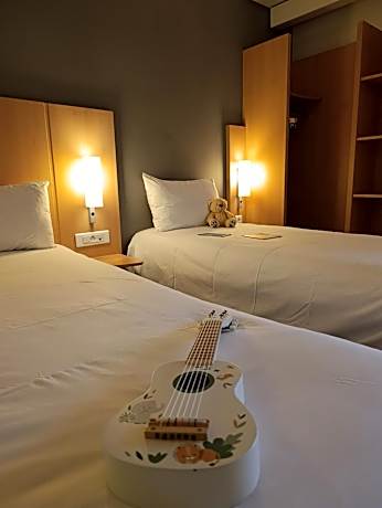 Standard Room with One Double Bed and One Single Bed