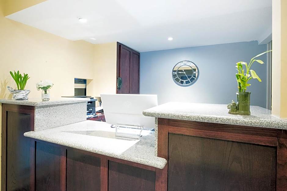 Executive Inn and Kitchenette Suites