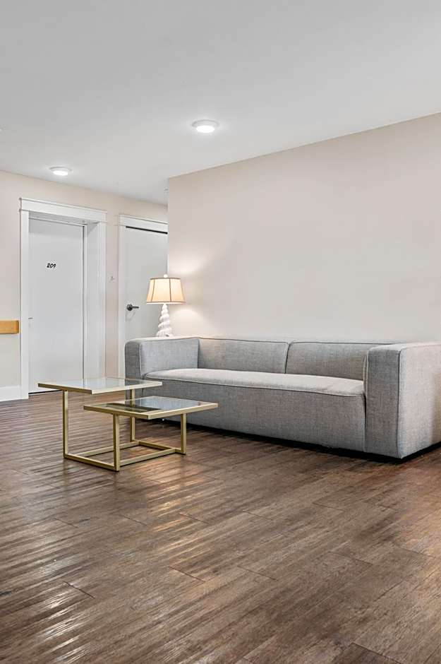 Gold Coast Inn ⁀➷ Breathtaking Sunsets ➠ Standard Lake View Room ➠ 106