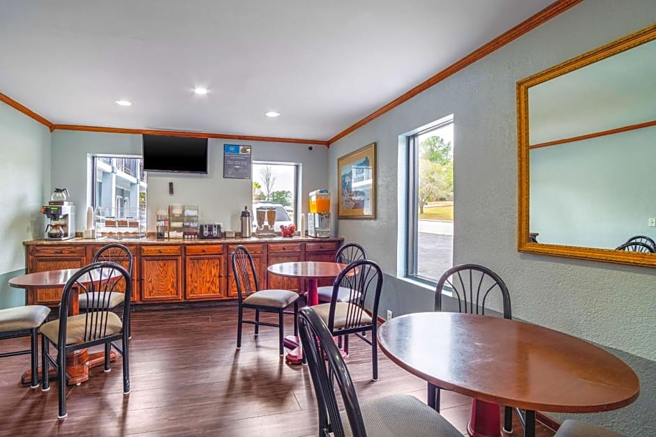 Rodeway Inn & Suites Fort Jackson