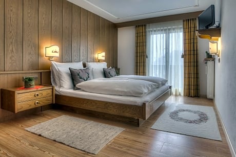 Family Room (2 Adults + 2 Children)