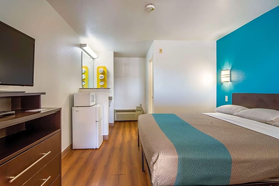 Motel 6 Portland Mall - 205