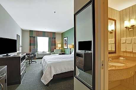 1 King Accessible Room with Bathtub