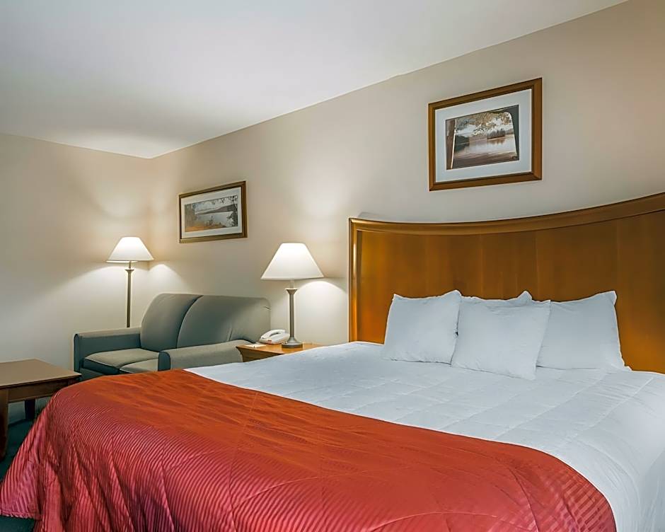 Clarion Inn & Suites At The Outlets Of Lake George