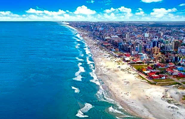 Casa ÍSIS de aluguel por temporada em Capão da Canoa com piscina