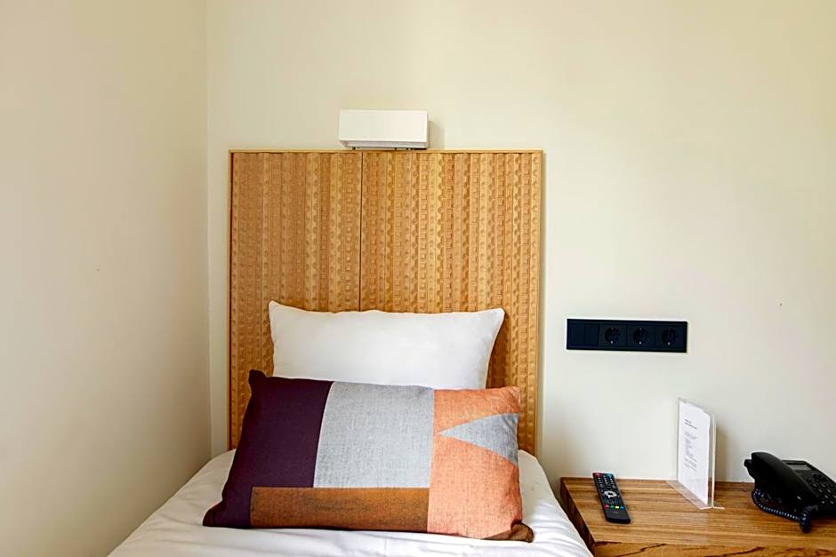 Quentin Golden Bear Hotel