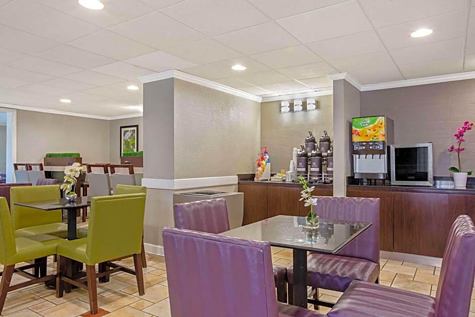 La Quinta Inn & Suites by Wyndham Miami Airport East