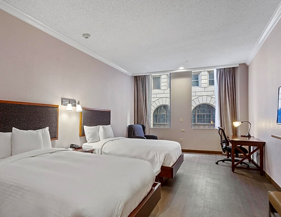 Wyndham Garden Baronne Plaza