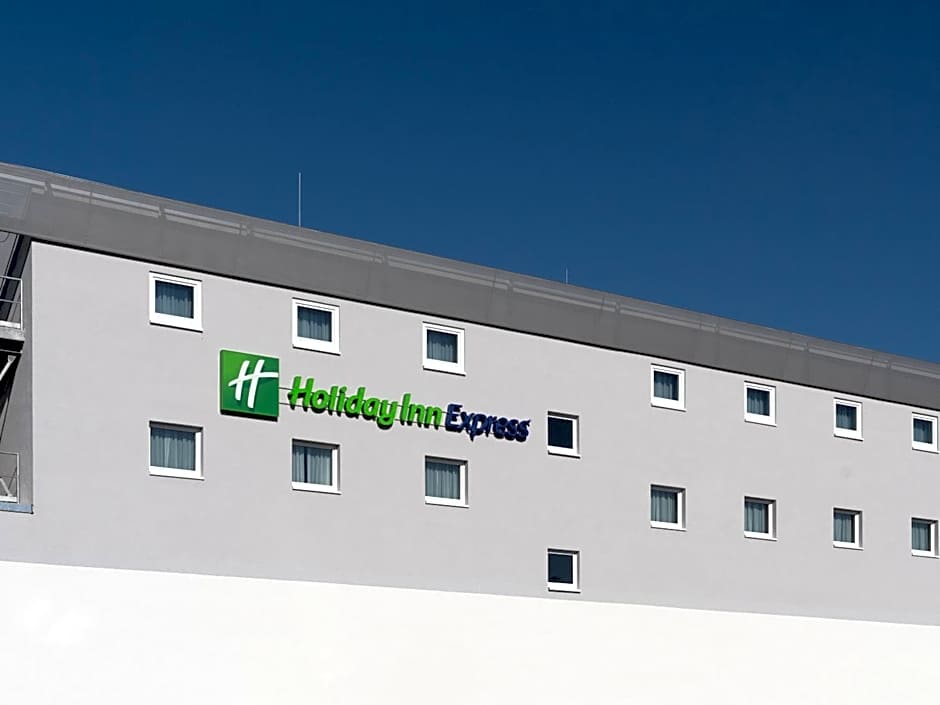 Holiday Inn Express - Hamburg South A7-AS42 By IHG