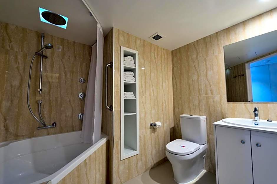 Broadwater Shores Waterfront Apartments