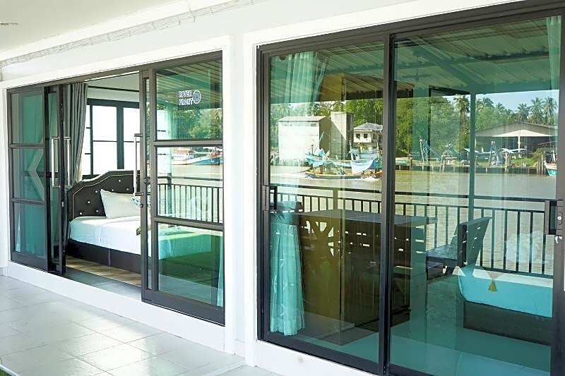 Chaiyai River Front Hotel