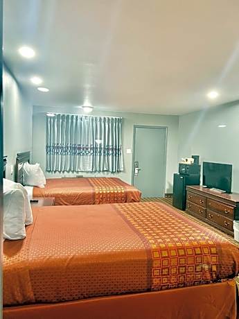 Queen Room with Two Queen Beds Non-Smoking