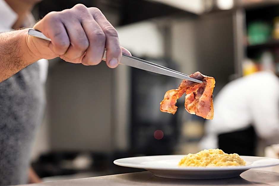 Uve Rooms & Wine Bar