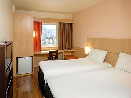 Standard Room with One Double Bed and One Single Bed