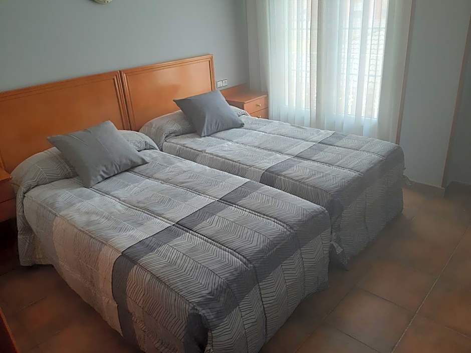 Hotel Los Leones, el más cercano a Warner