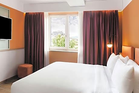 Deluxe King Room with Courtyard View