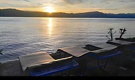 Barbara Hotel, right at Lake Toba