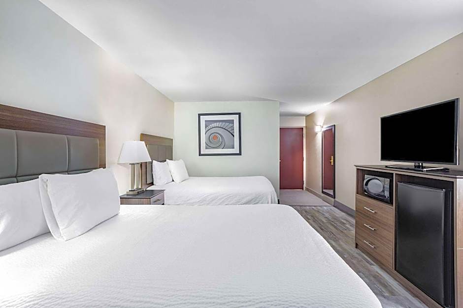 Ramada by Wyndham Hendersonville