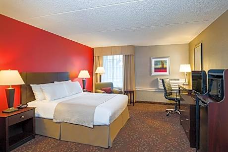 Standard King Room with Roll-in Shower - Mobility Accessible