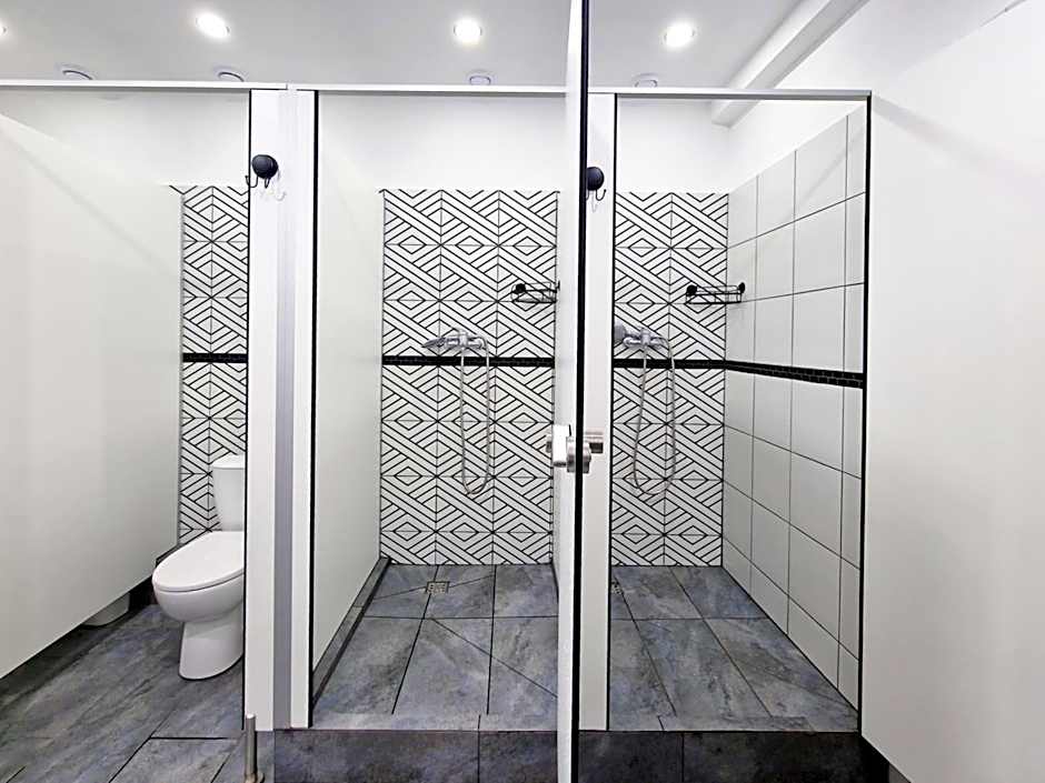 Hostel Helvetia - Private Rooms in City Center