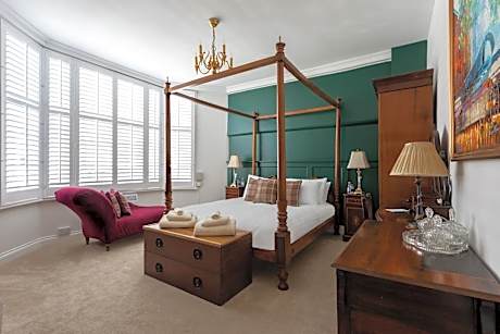 Deluxe One-Bedroom Apartment