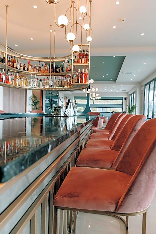 AKROTHEA suites & lounge