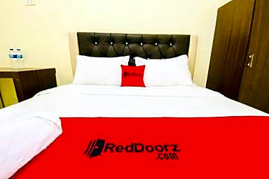 RedDoorz @ Shine Guest House Tebing Tinggi