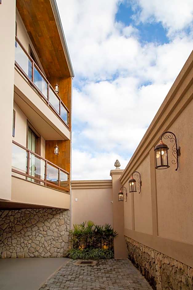 ESPAÇO 250 - Apto mobiliado, 3 quartos, sendo uma suíte, banheiro social, cozinha completa, sala de estar, ar condicionado, tv e internet