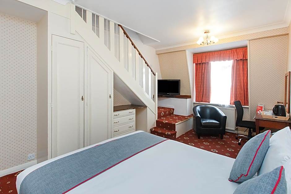 OYO Stade Court Hotel